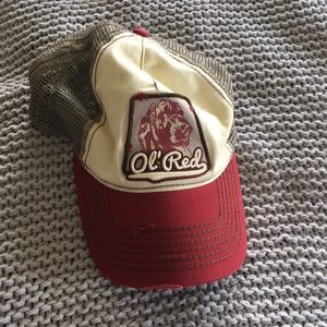 Blake Shelton ol’ red hat